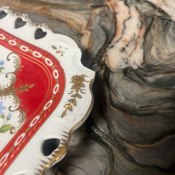 Le Due Sorelle Boutique Red and Gold Flatware Dining Set - Picture 2 of 3